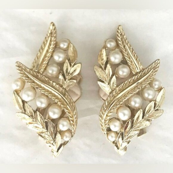 NOS Vtg MY FAIR LADY Sarah Coventry CLIP Earrings Goldtone Leaves Pearls - Picture 1 of 4